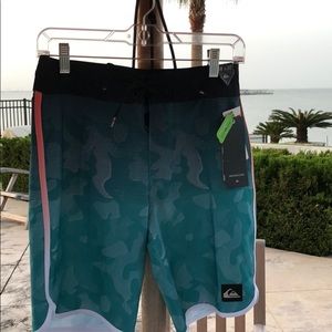 Quicksilver board shirt size 28